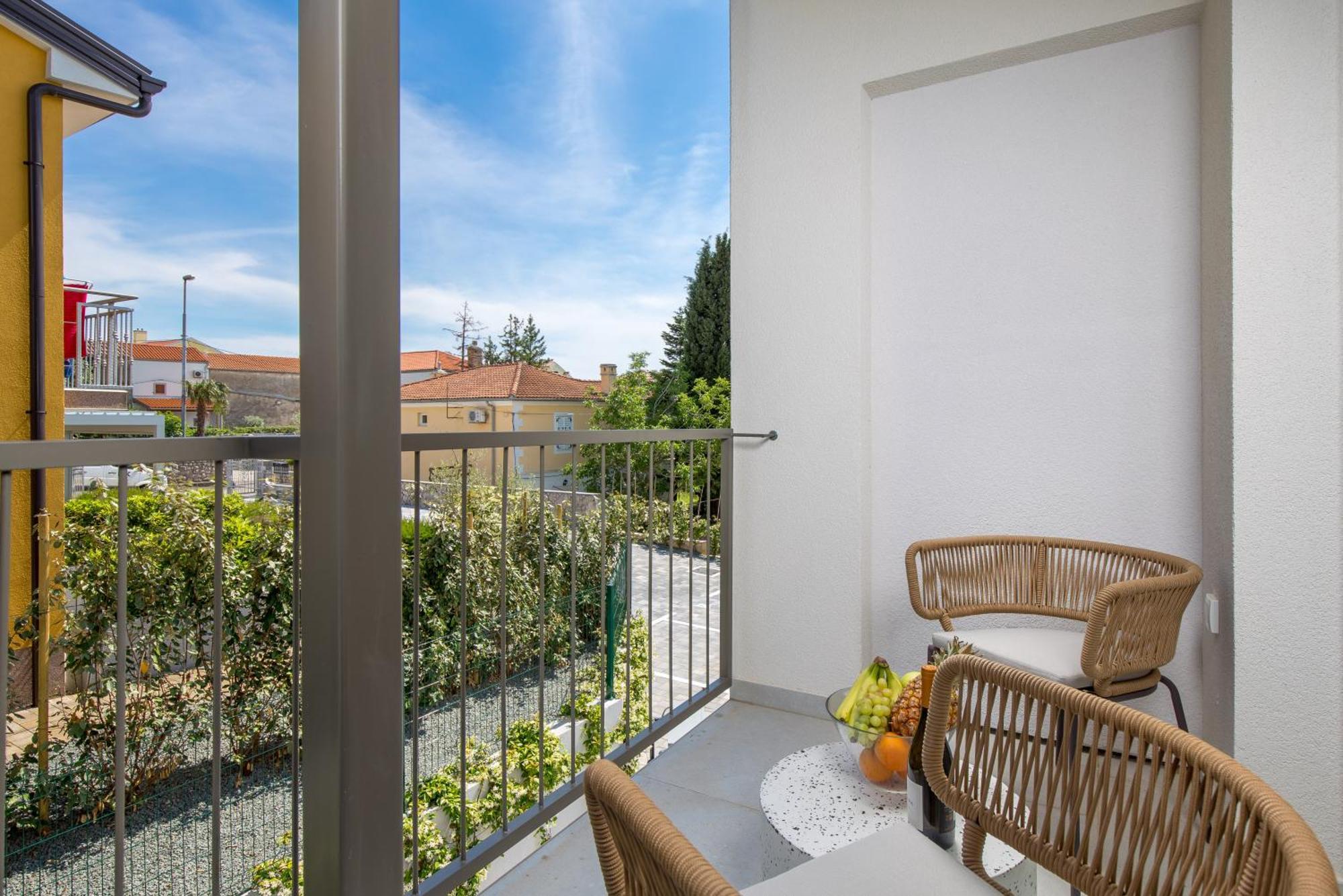 Apartmani Vila Mara M 1 Heated Pool Omišalj Extérieur photo